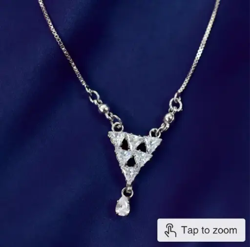 Timeless golden pendant necklace